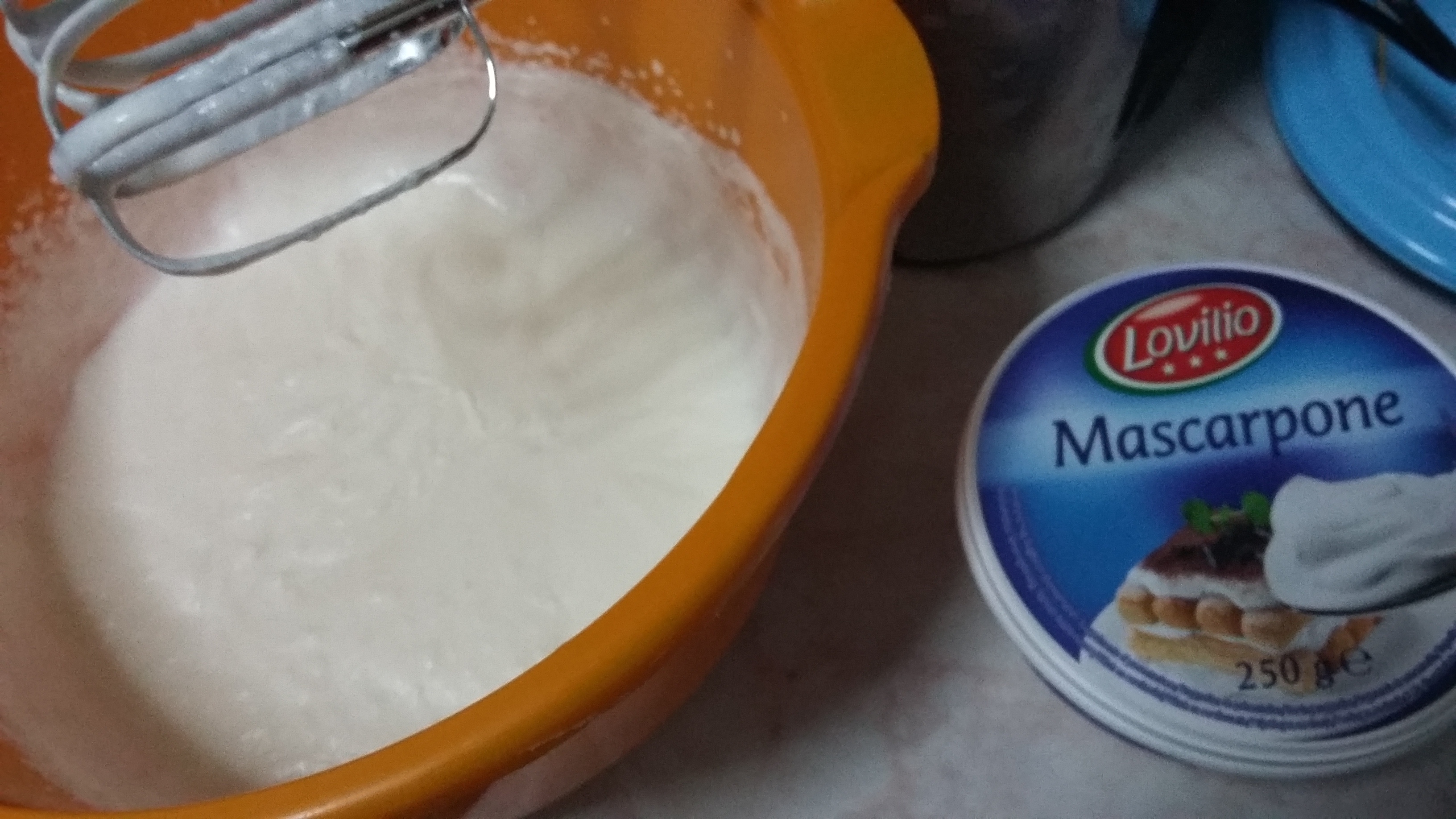 Prajitura cu mascarpone si sos de fructe de padure