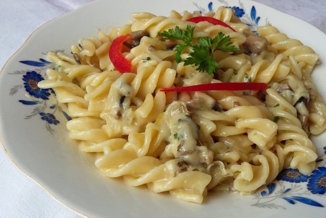 Fusilli cu ciuperci, usturoi si branza