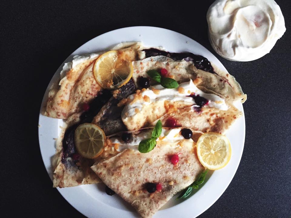 Clatite umplute cu gem rapid de afine cu otet balsamic si busuioc