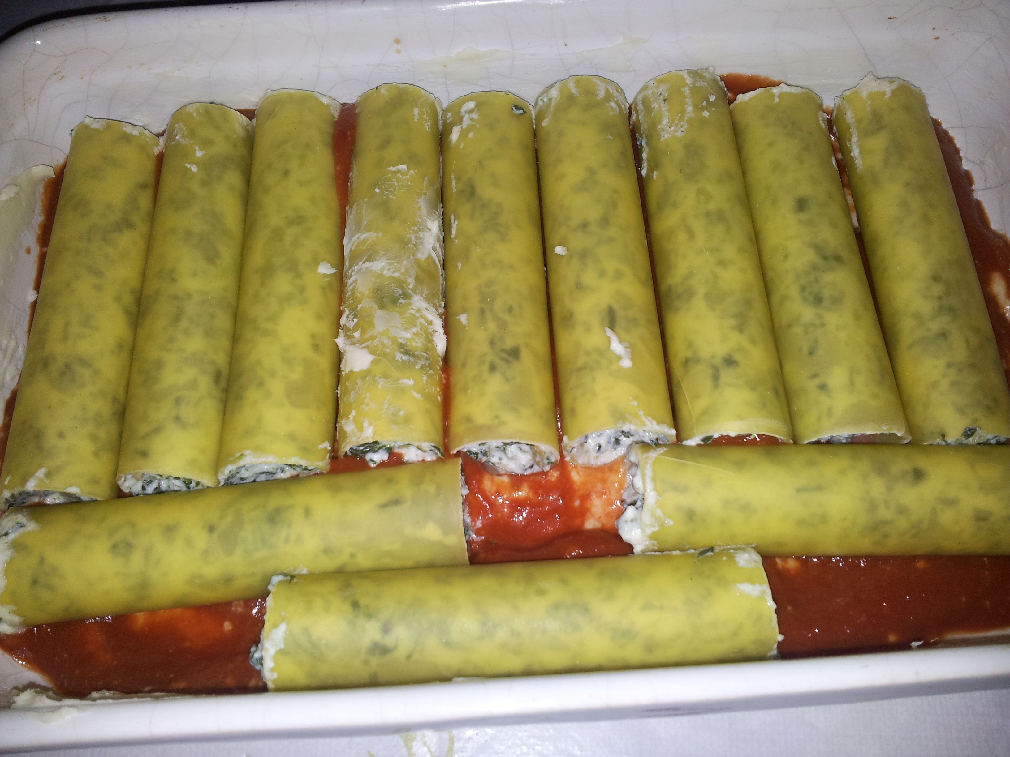 Cannelloni cu spanac, ricotta, suc de rosii si sos Bechamel