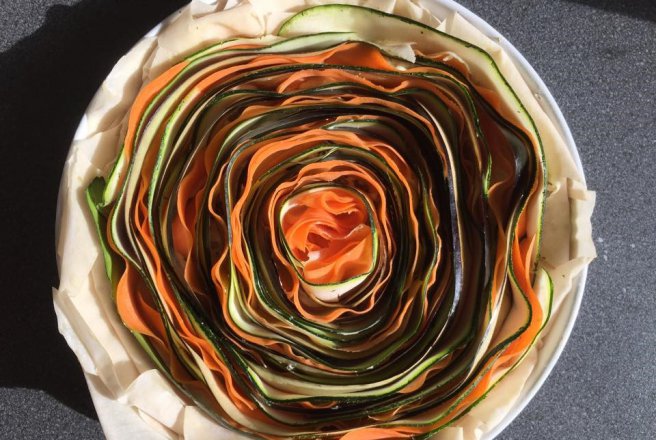 Tarta multicolora de legume cu creme fraiche si salvie