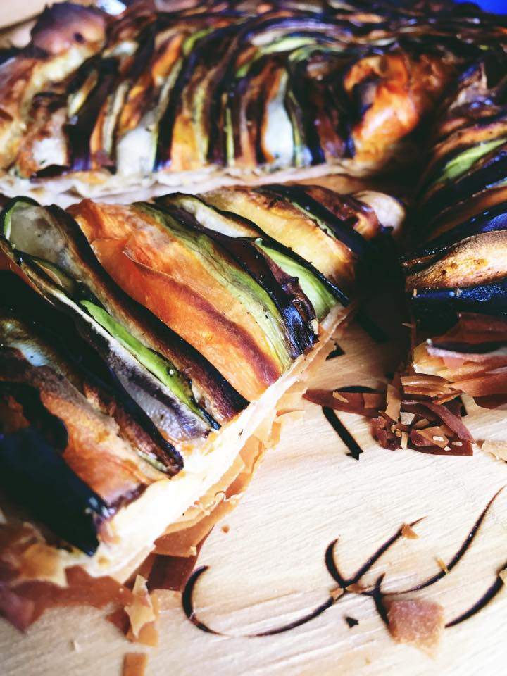 Tarta multicolora de legume cu creme fraiche si salvie