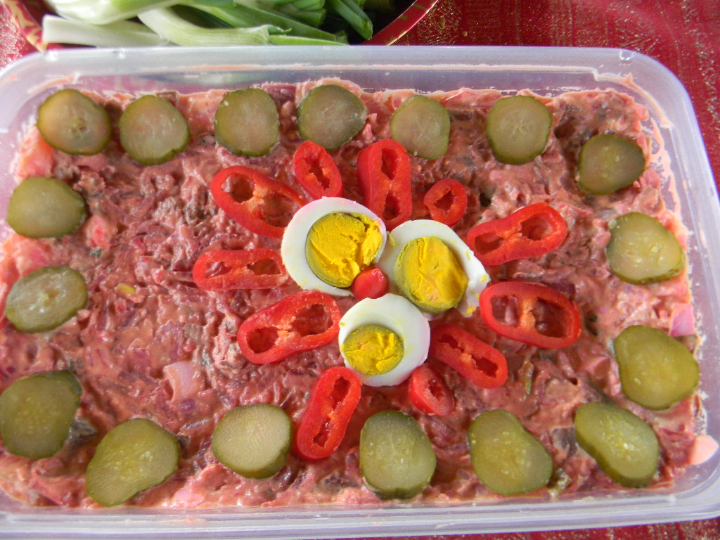 Salata cu carne de vitel si sfecla  rosie