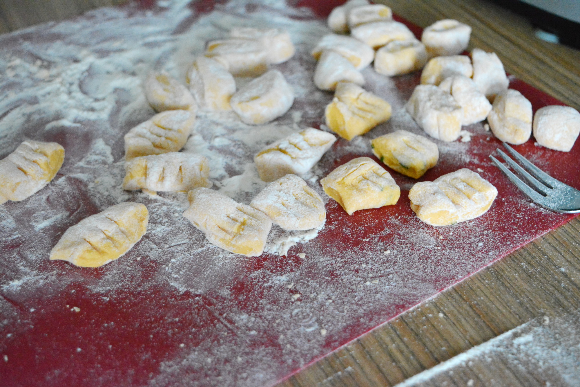 Gnocchi homemade cu sos alb si mazare