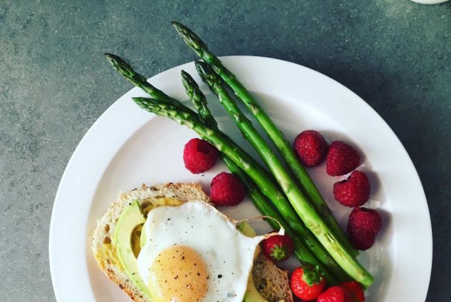 Humus reteta, toast cu ou si avocado