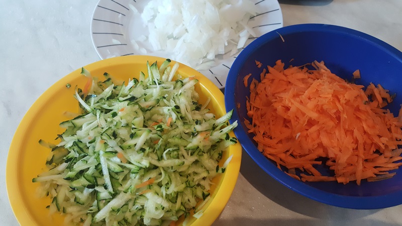 Pilaf de orez cu carne de porc si zucchini