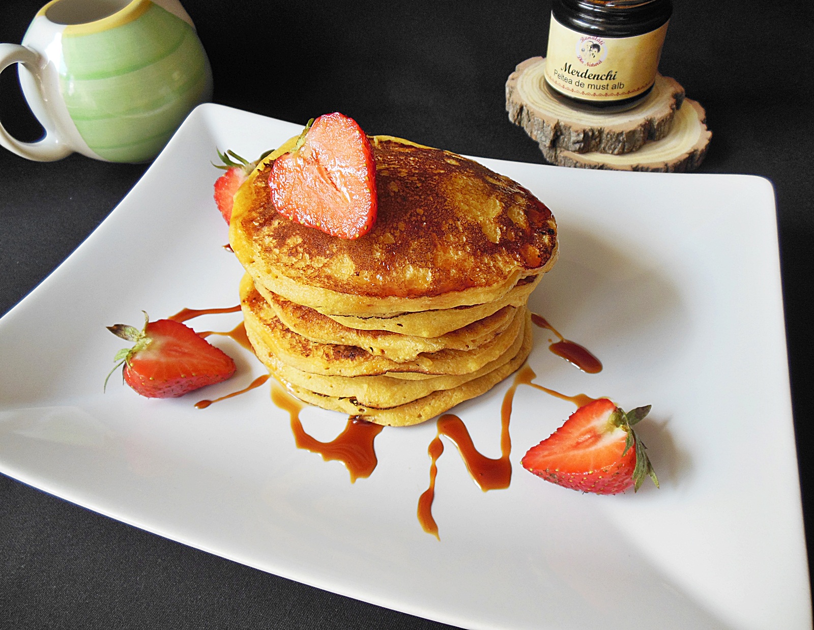 Pancakes cu branza, stafide si sirop de struguri si mar fara zahar