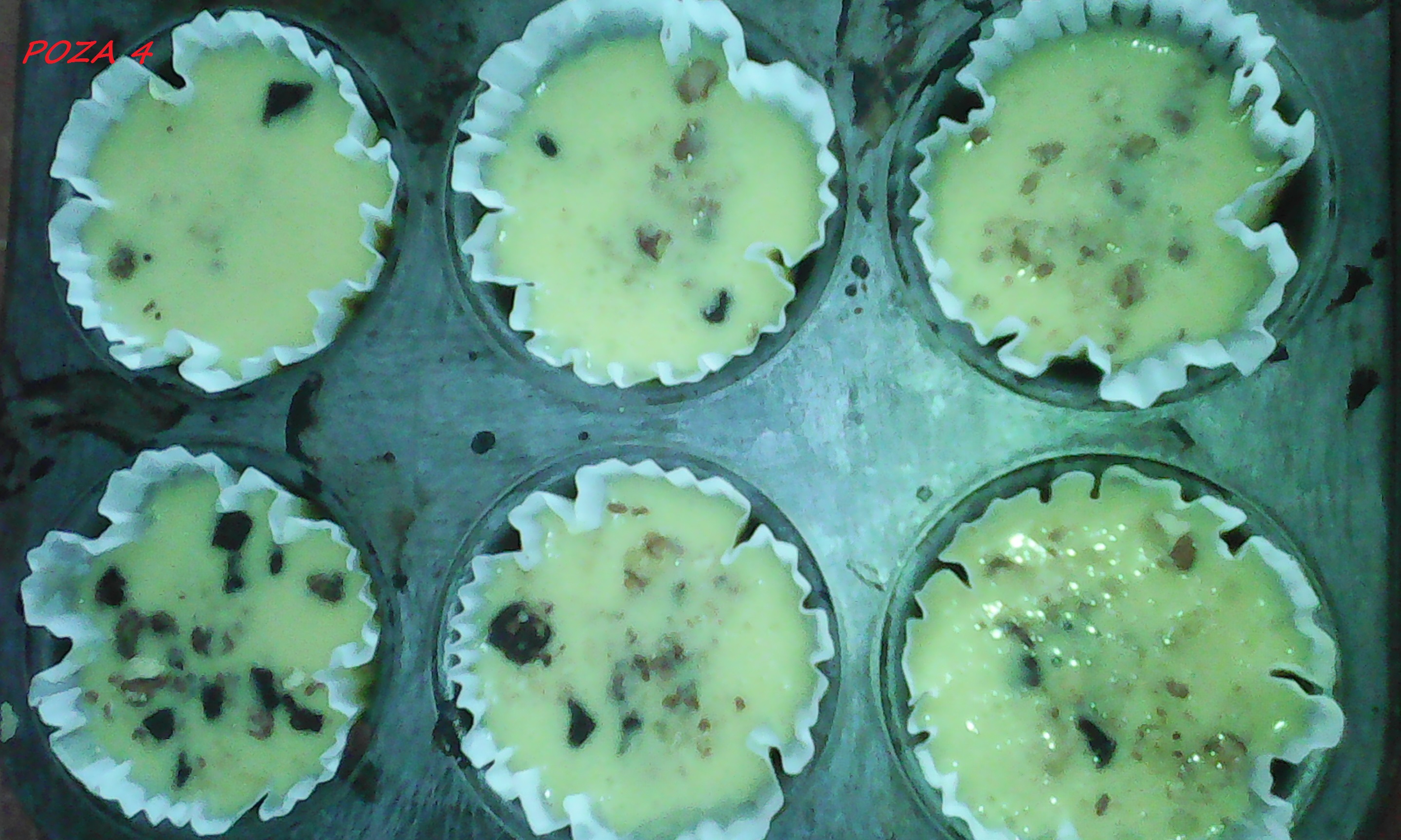 Muffins cu ciocolata ,stafide si nuci