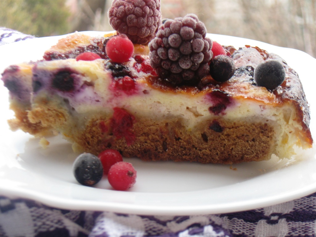 Tarta cu branza si fructe de padure