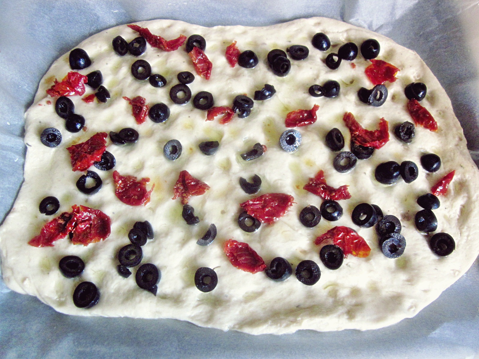 Focaccia cu anghinare, sparanghel, rosii, masline si branza