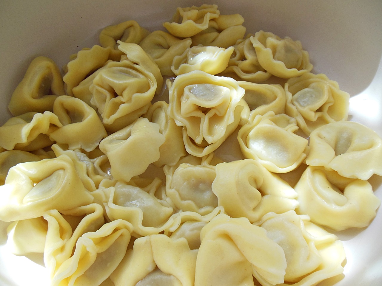 Tortellini cu prosciuto, ciuperci si sos de rosii, la cuptor