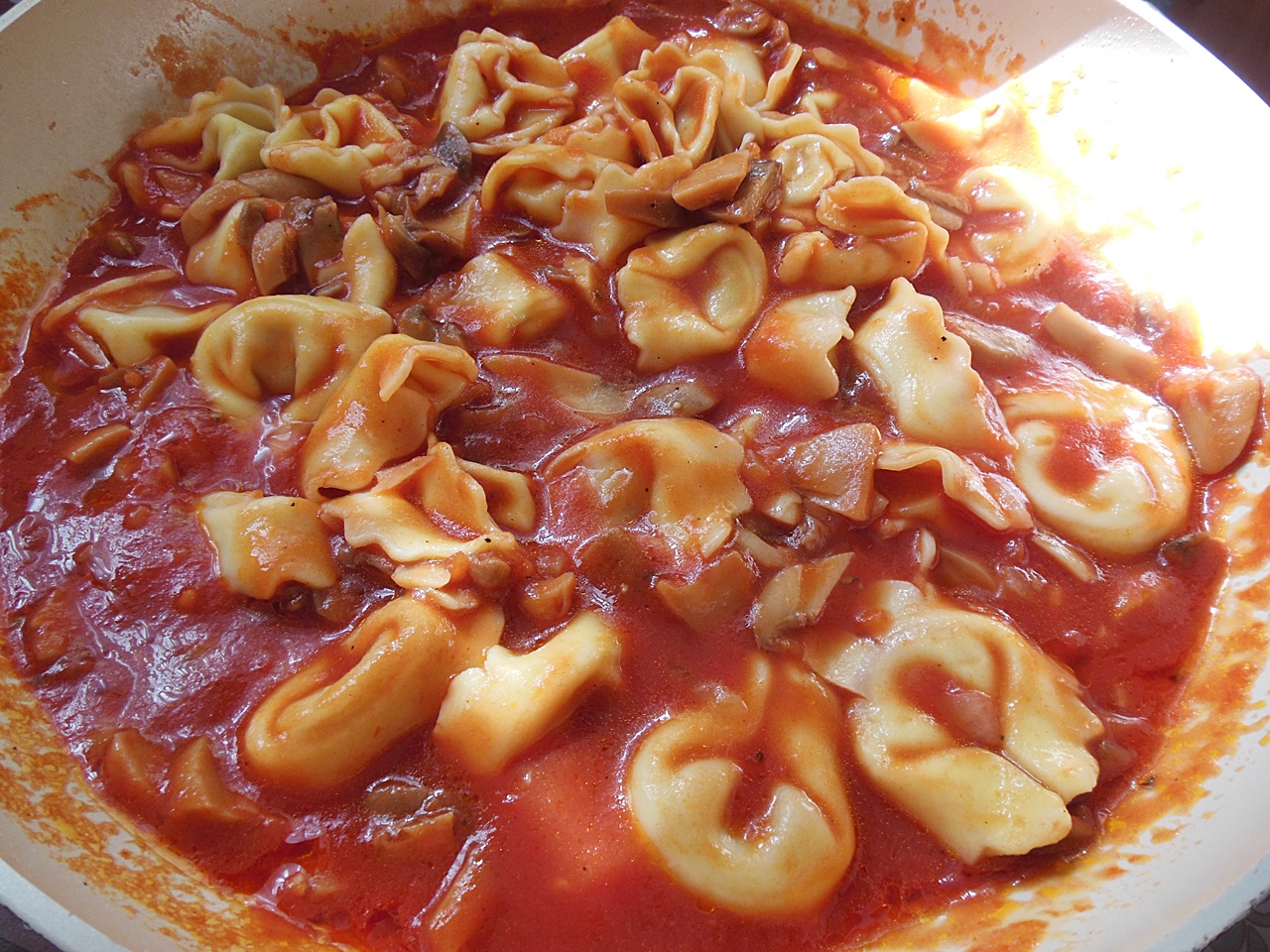 Tortellini cu prosciuto, ciuperci si sos de rosii, la cuptor