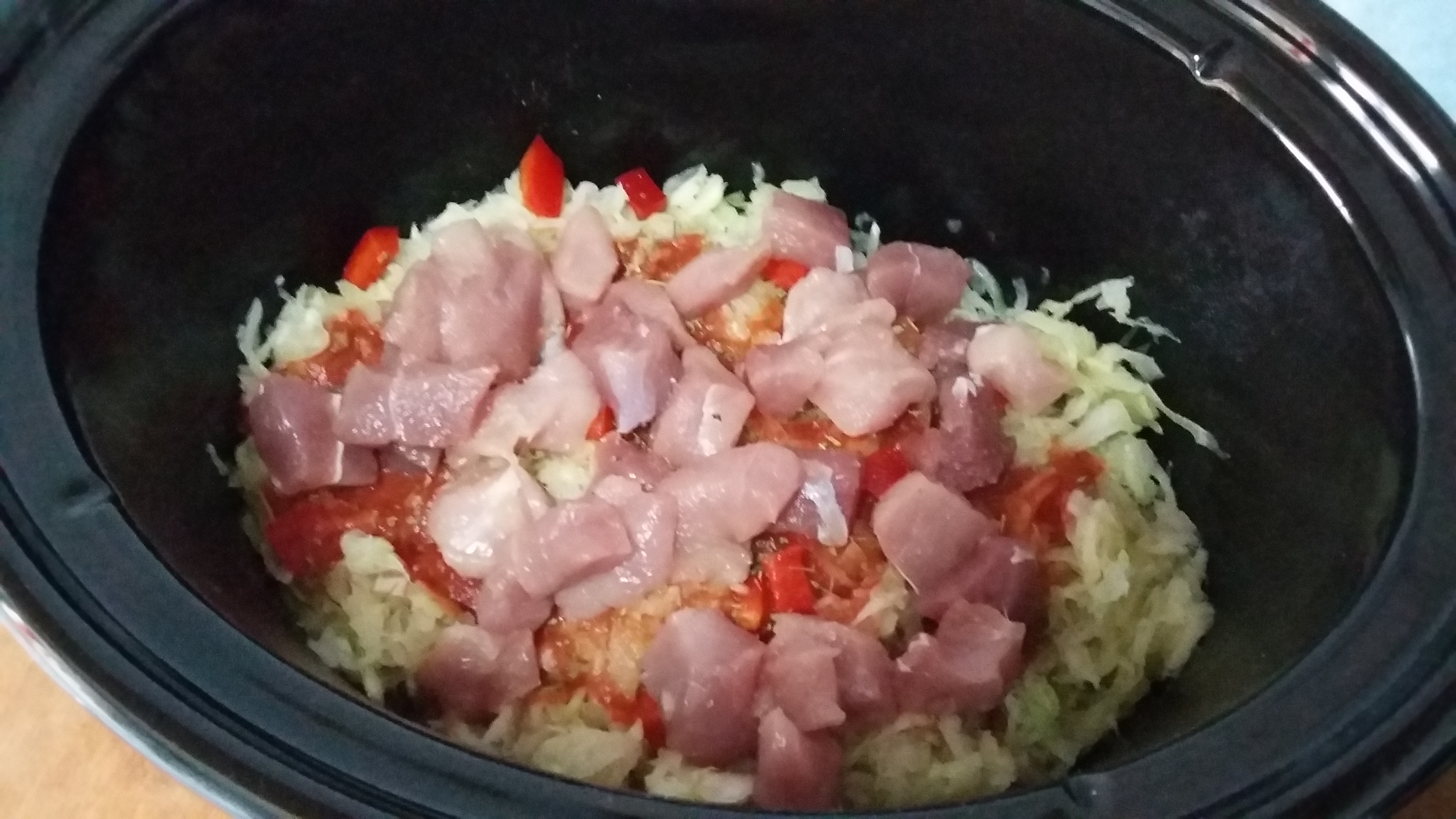 Varza dulce cu carnati si carne de porc la slow cooker Crock-Pot