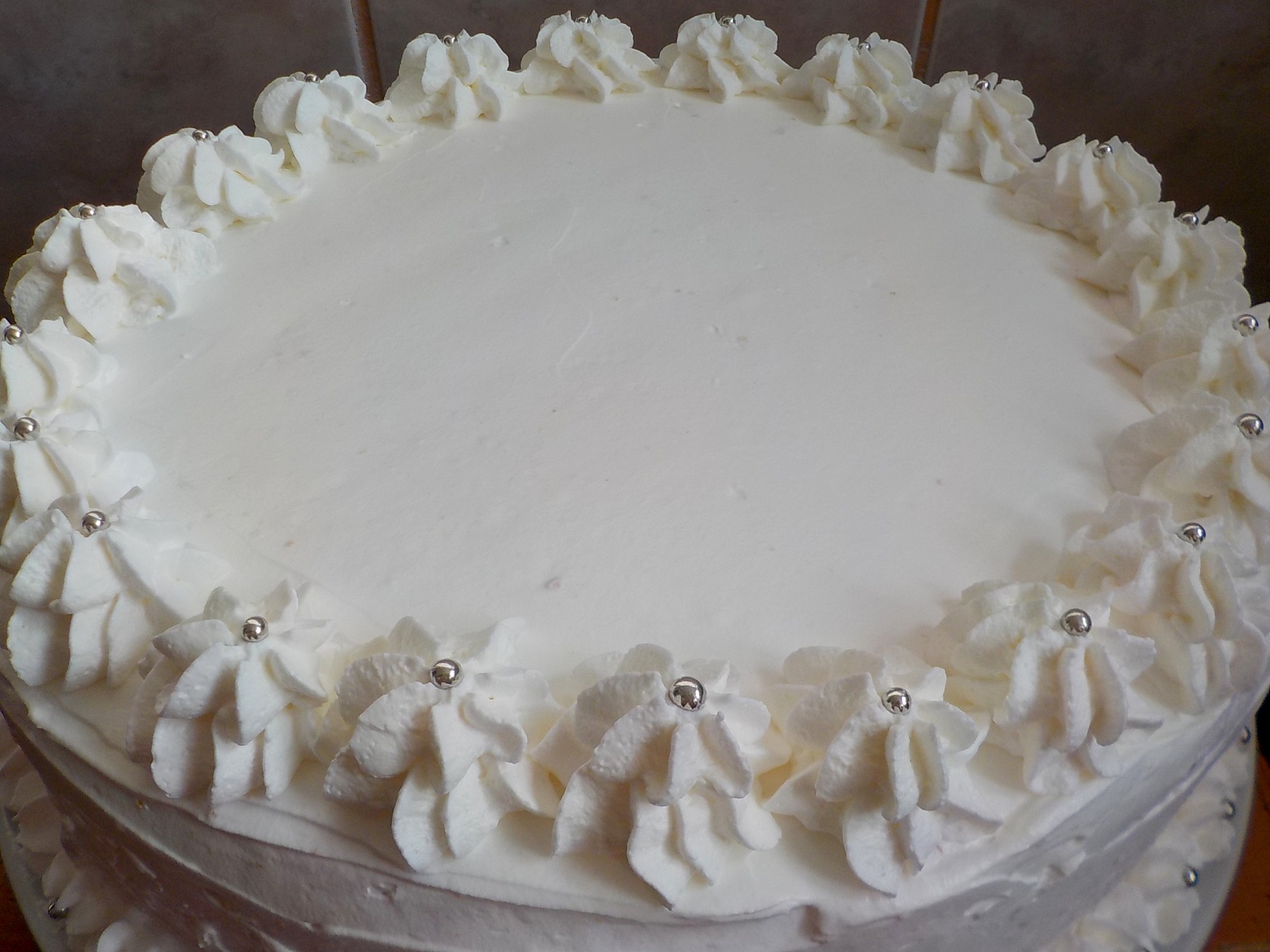 Tort cu crema de ciocolata alba, mascarpone si dulceata de zmeura