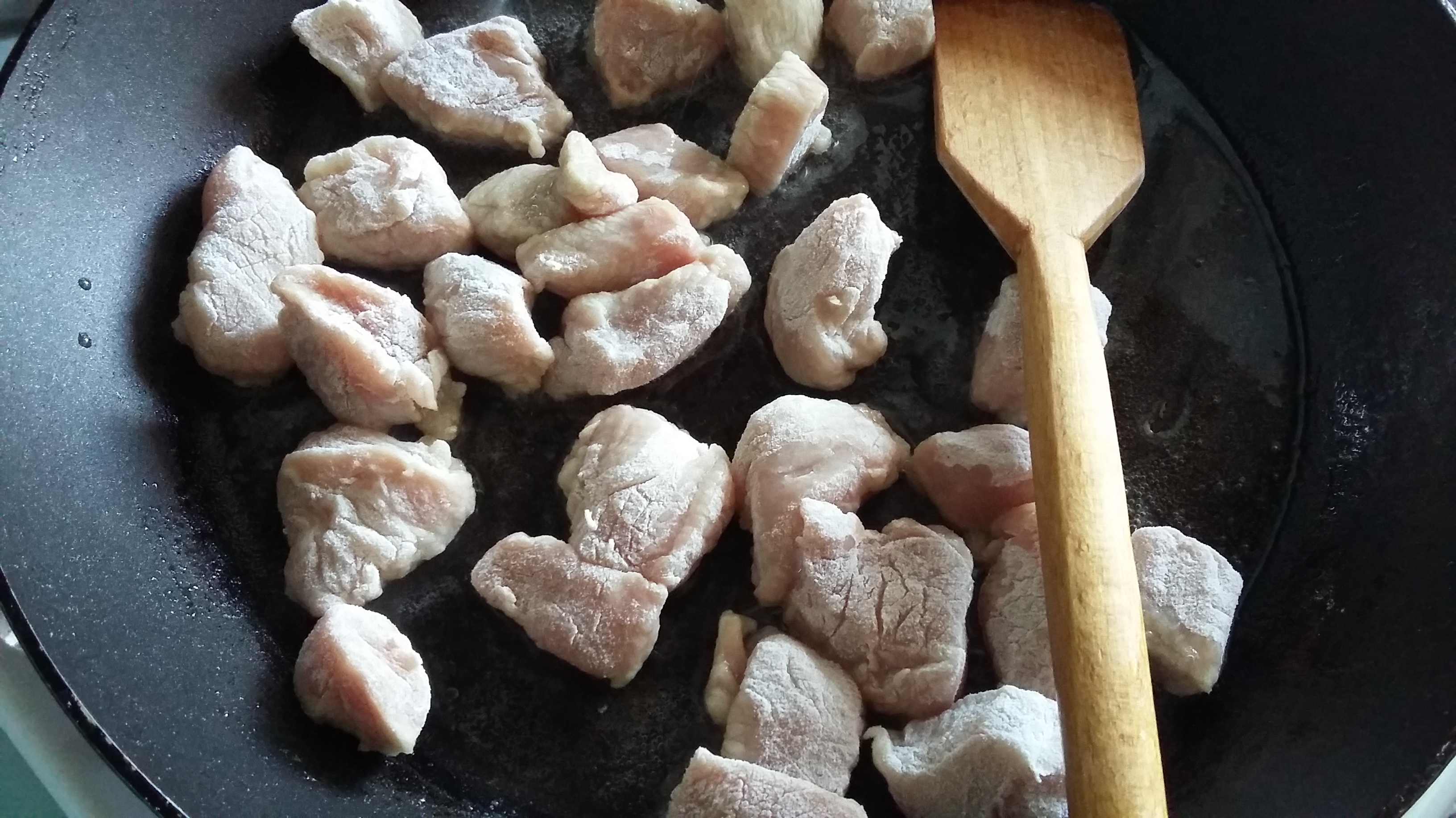 Carne de porc cu ciuperci in sos de mustar la slow cooker Crock-Pot