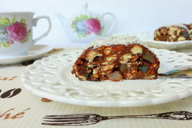 Salam de biscuiţi, reţetă cu stafide si nuci