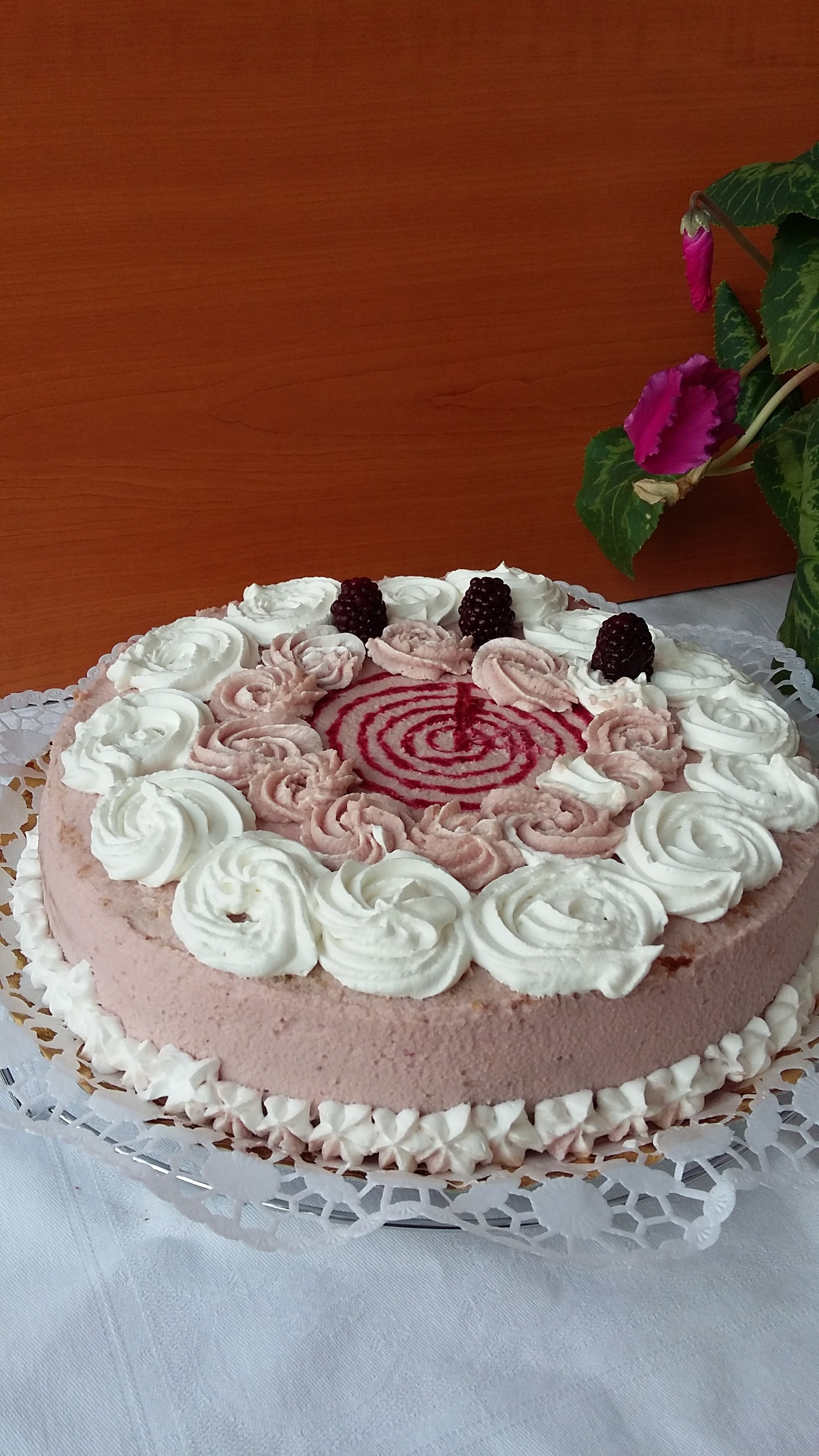 Tort cu crema de unt, mascarpone si mure