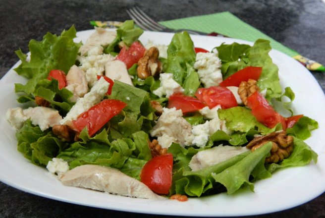 Salata cu piept de pui si branza feta