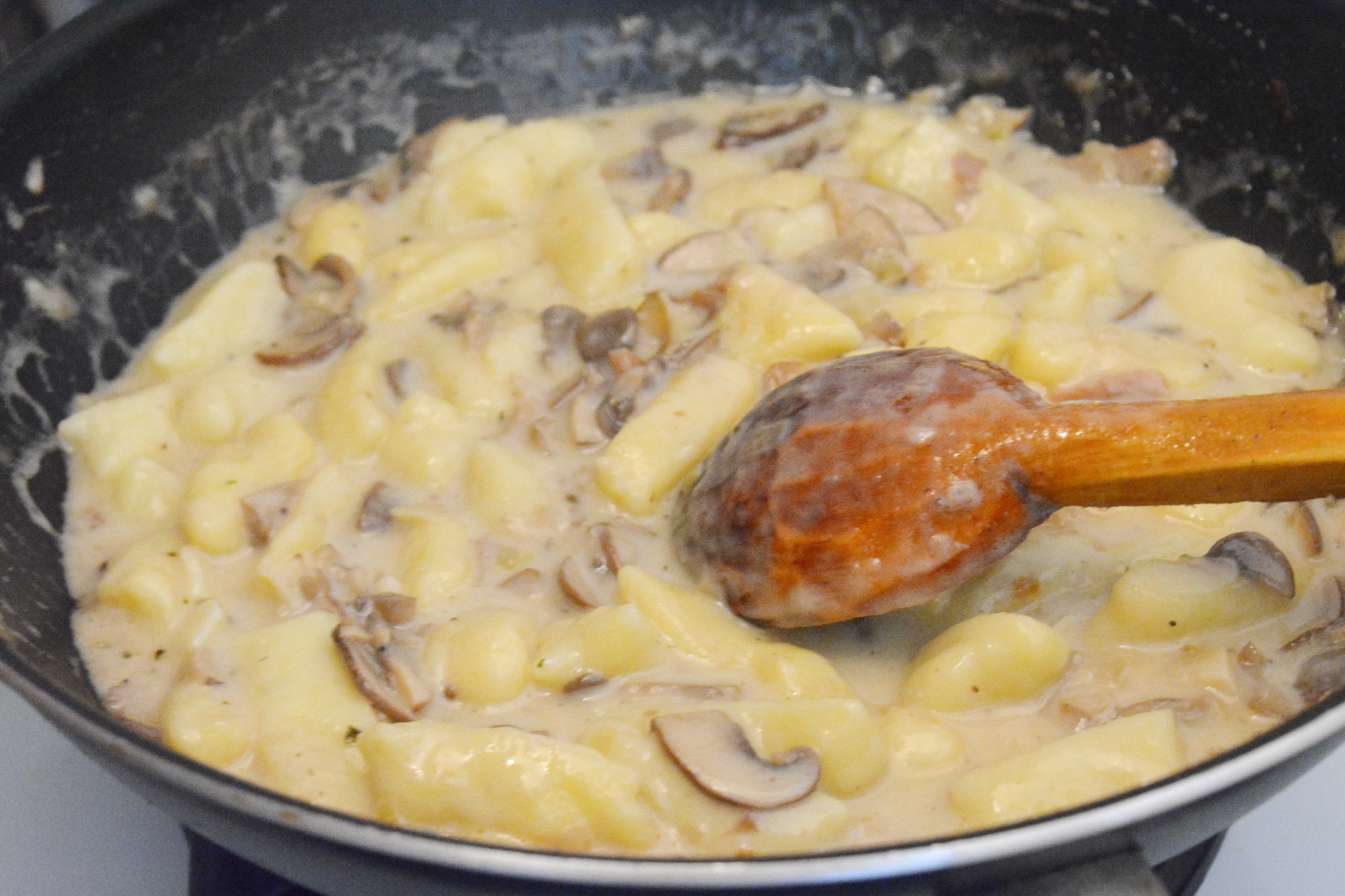 Gnocchi facuti in casa cu sos alb cu praz si ciuperci brune