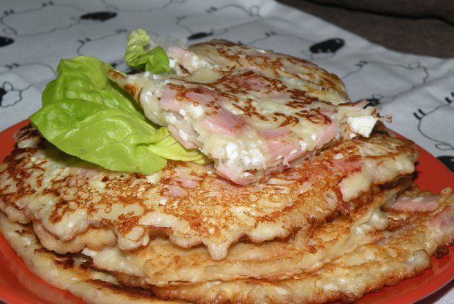 Aperitiv pancakes cu sunca si branza