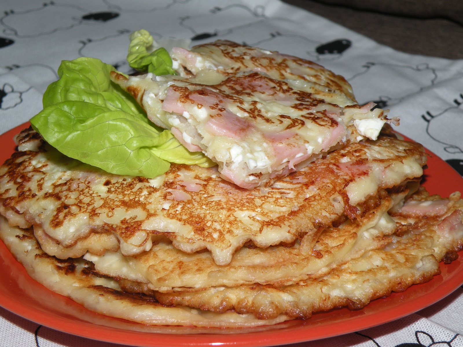 Aperitiv pancakes cu sunca si branza