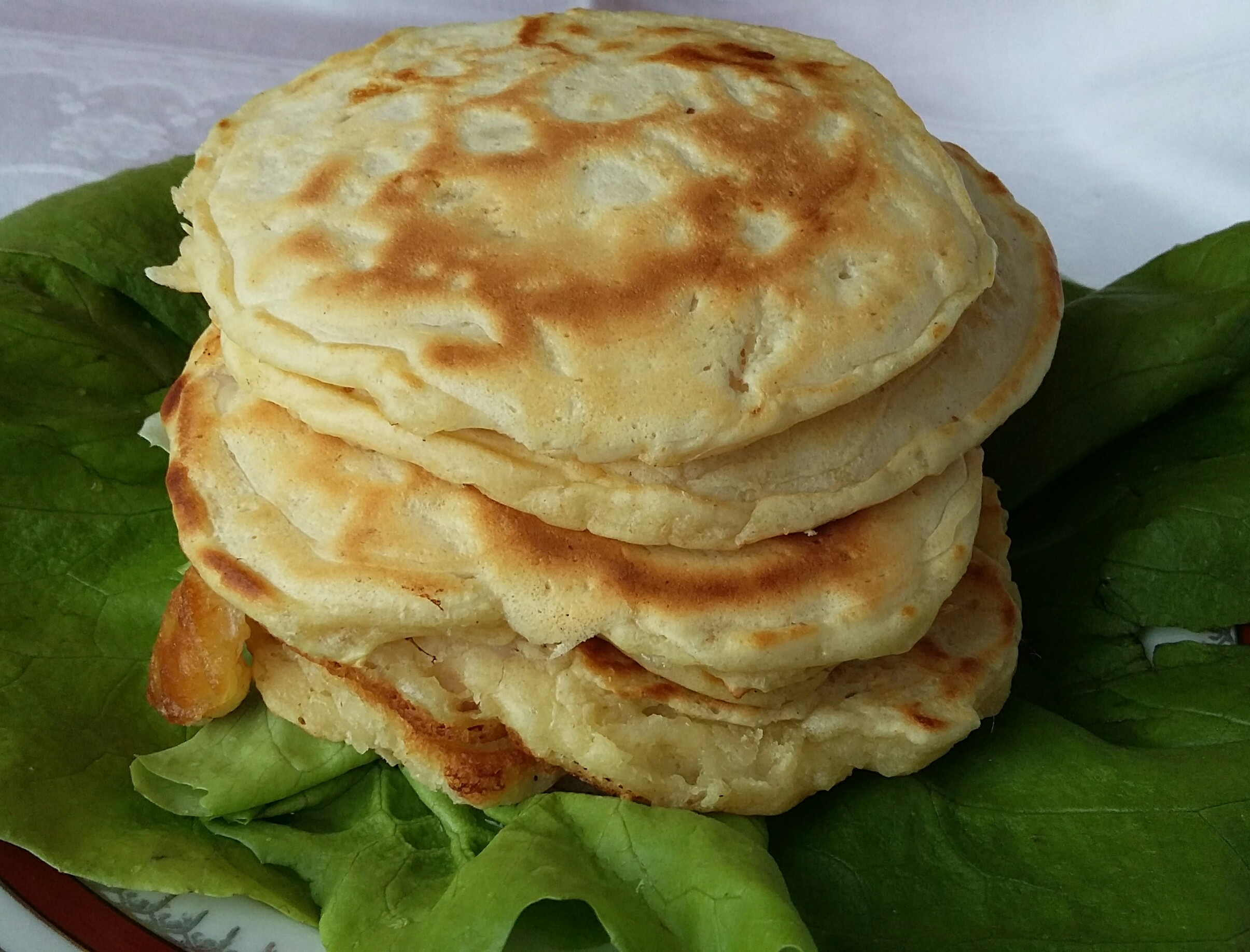 Aperitiv pancakes cu sunca si mozzarela