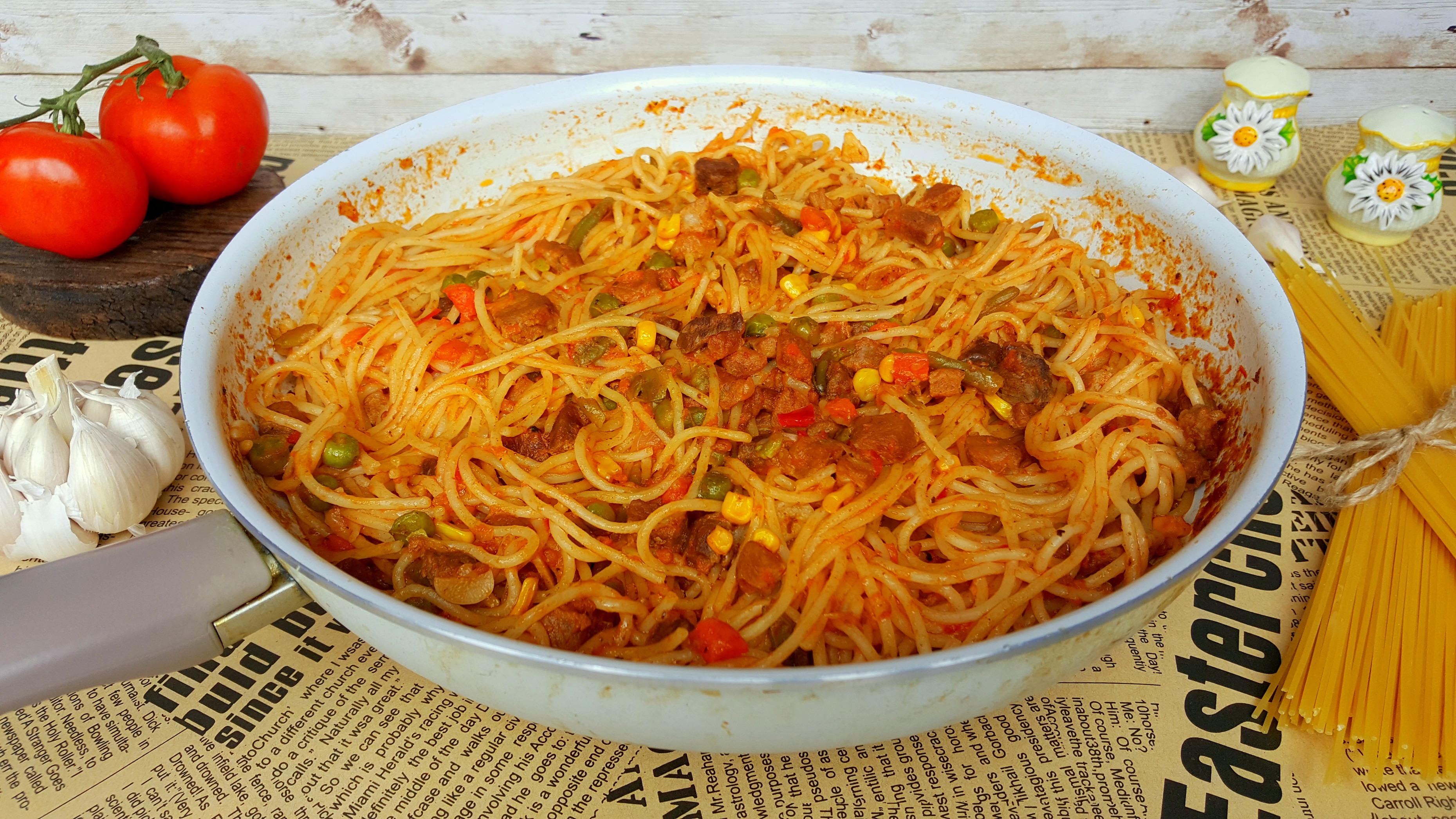 Spaghete cu carne de porc, legume mexicane si sos de rosii