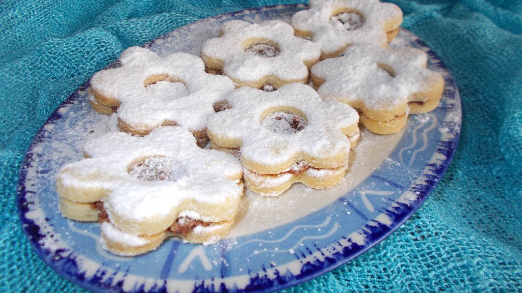 Desert floricele umplute cu pasta de macese si nuca de cocos