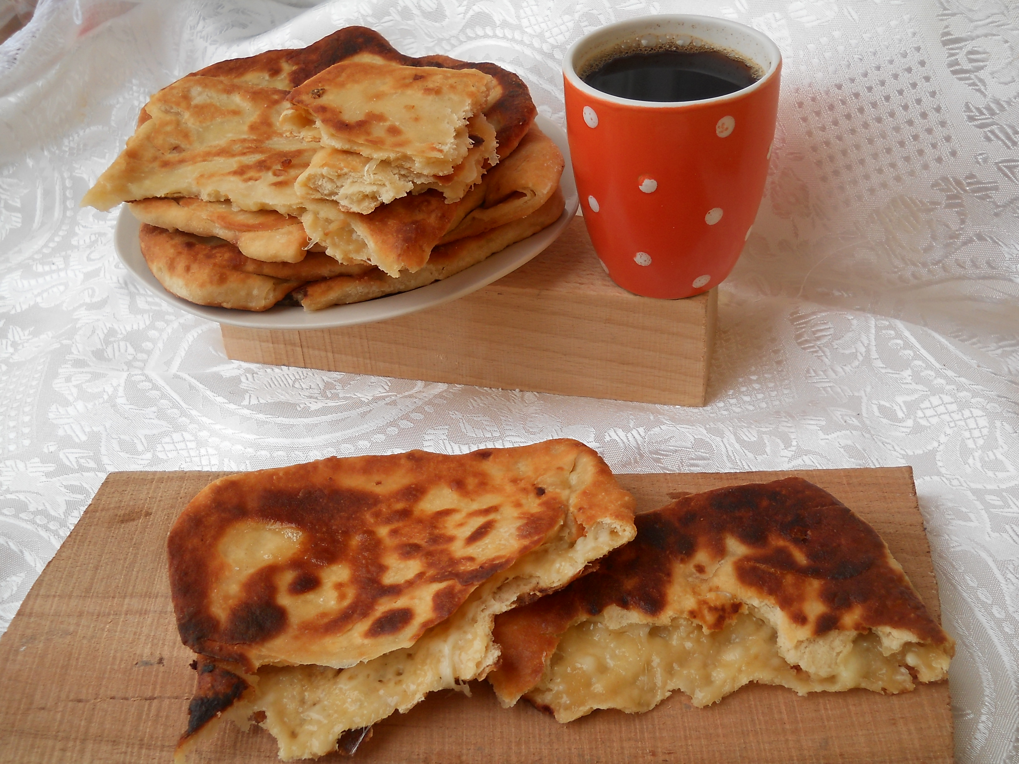 Aperitiv langosi cu branza sarata