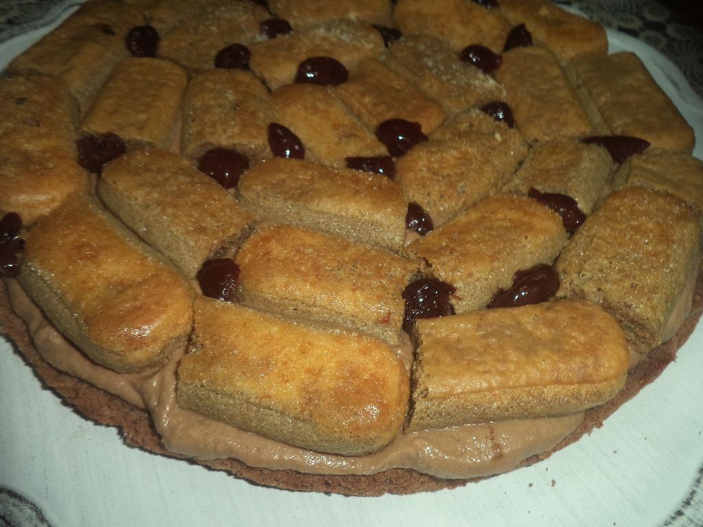 Desert tort cu piscoturi si crema de ciocolata