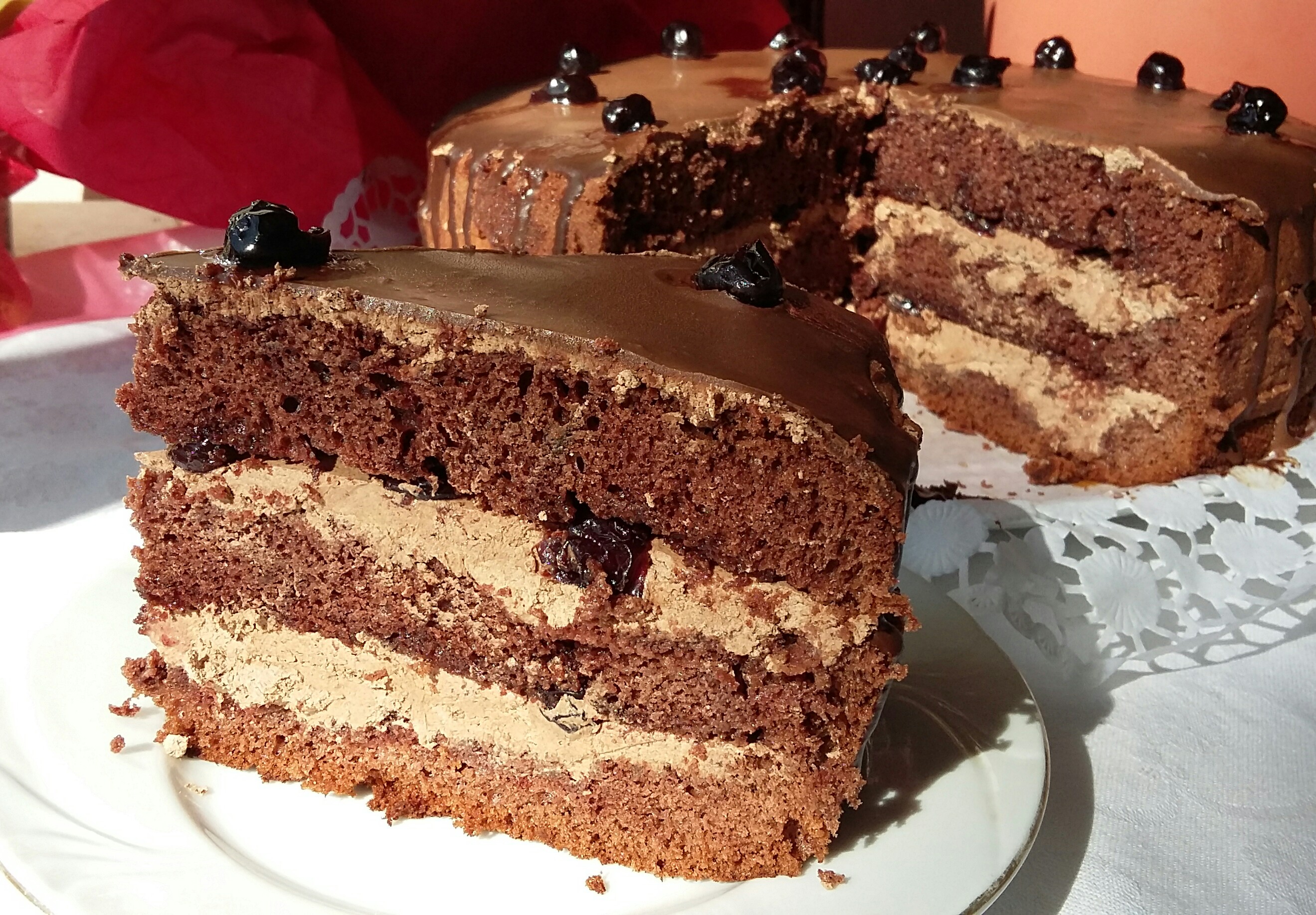 Desert tort cu crema de ciocolata si dulceata de cirese amare