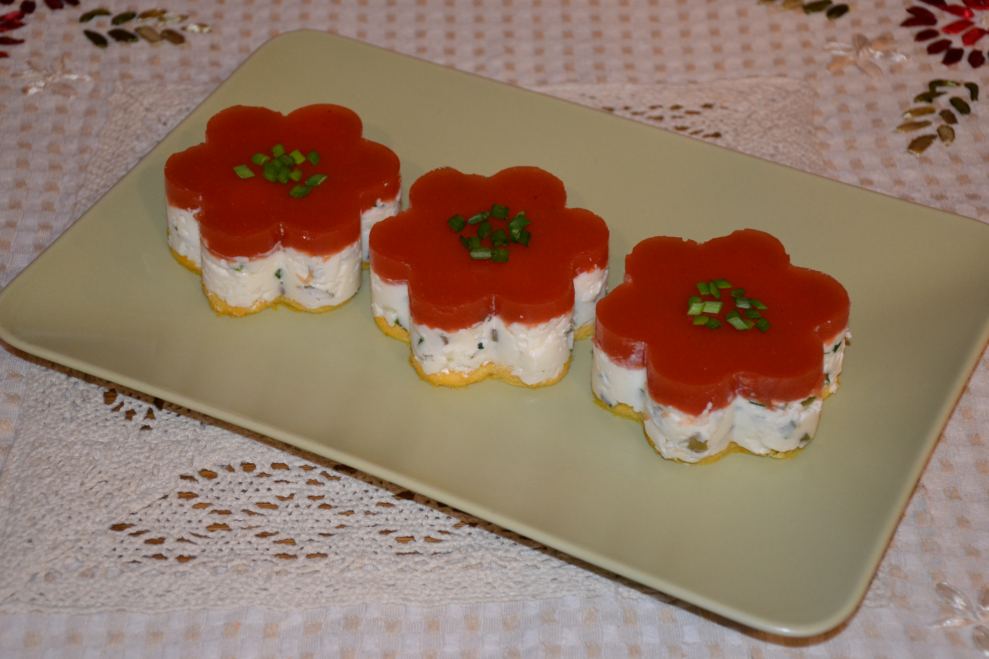 Aperitiv cheesecake cu topping de rosii