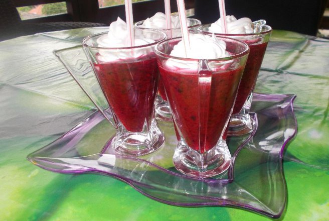 Smoothie din fructe de padure cu frisca