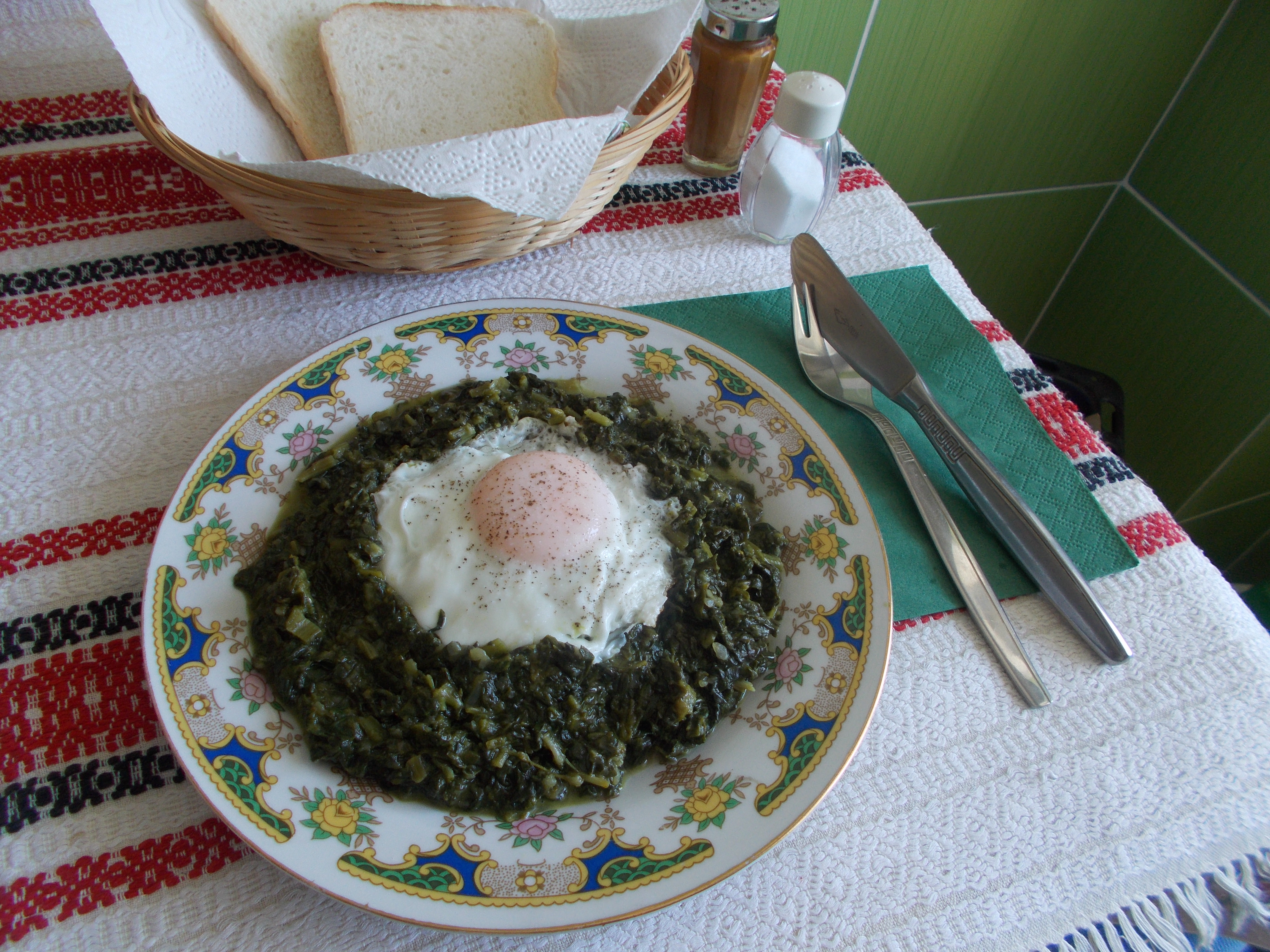 Tocanita de spanac cu ochiuri