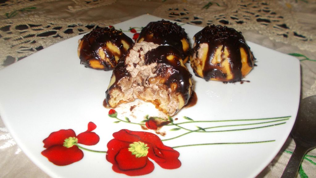 Desert profiterol cu crema de ciocolata si mascarpone