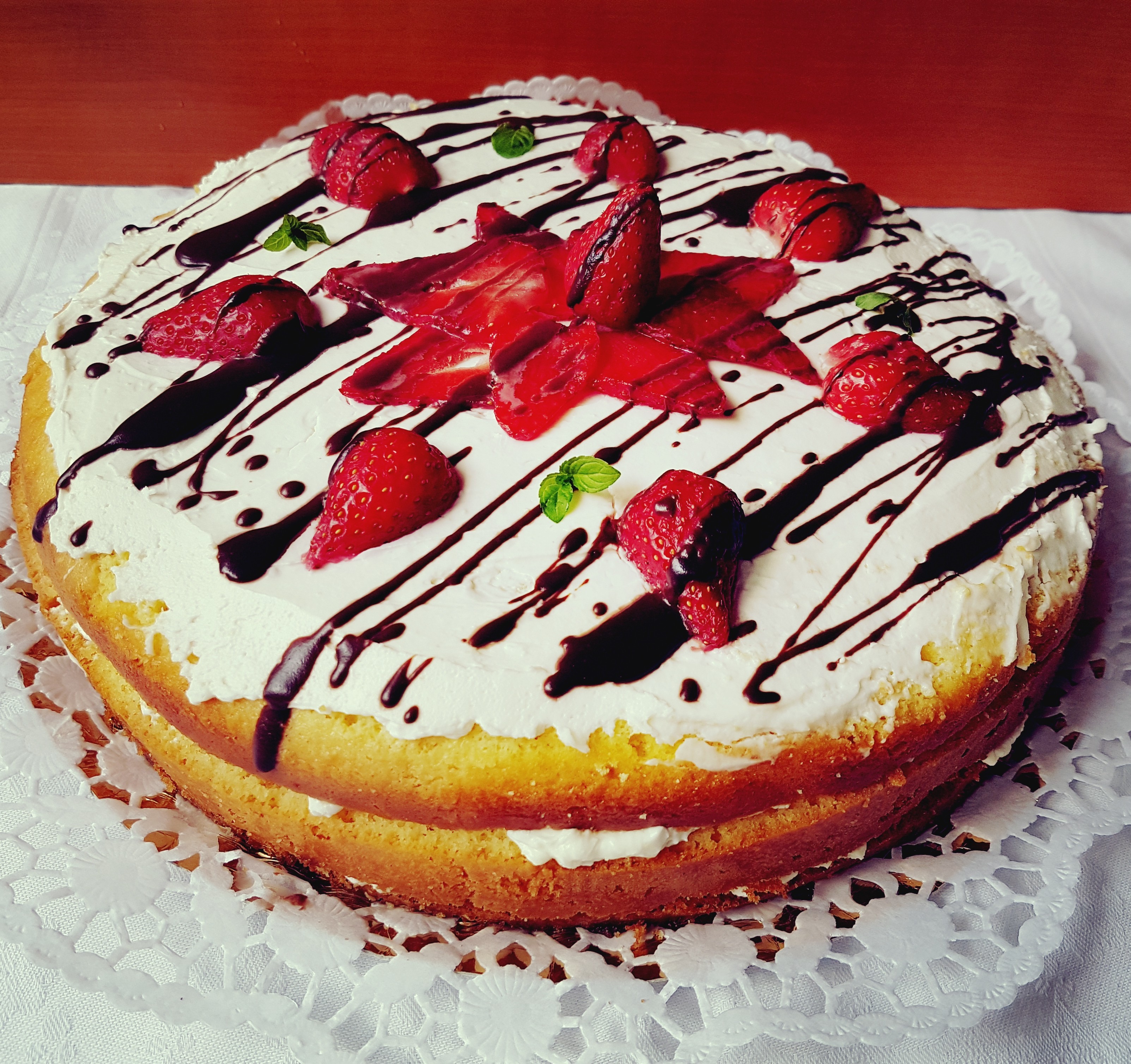 Desert tort cu mascarpone si capsuni