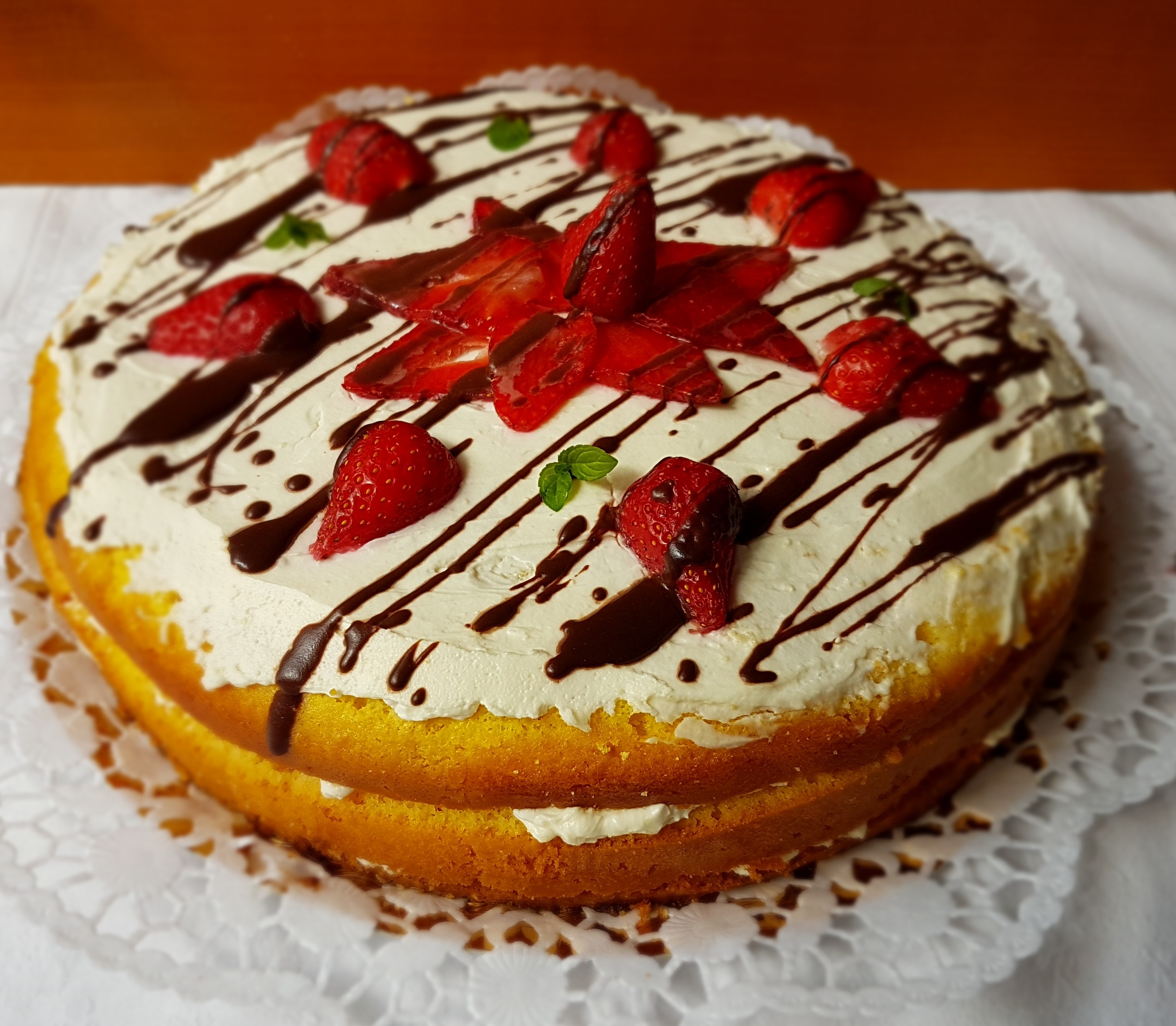 Desert tort cu mascarpone si capsuni