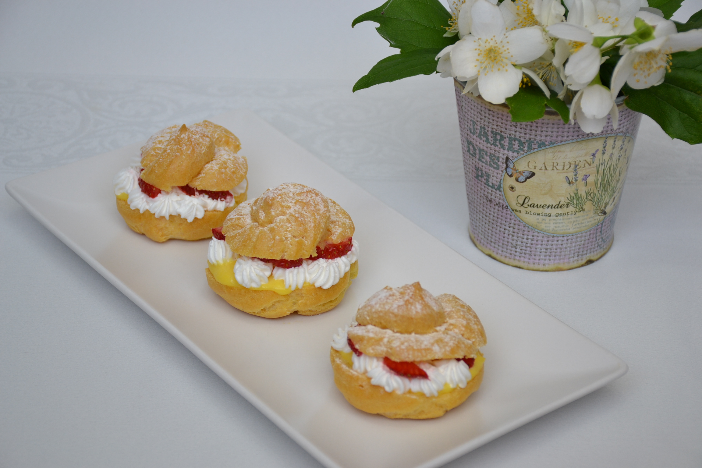 Desert choux a la creme cu capsuni