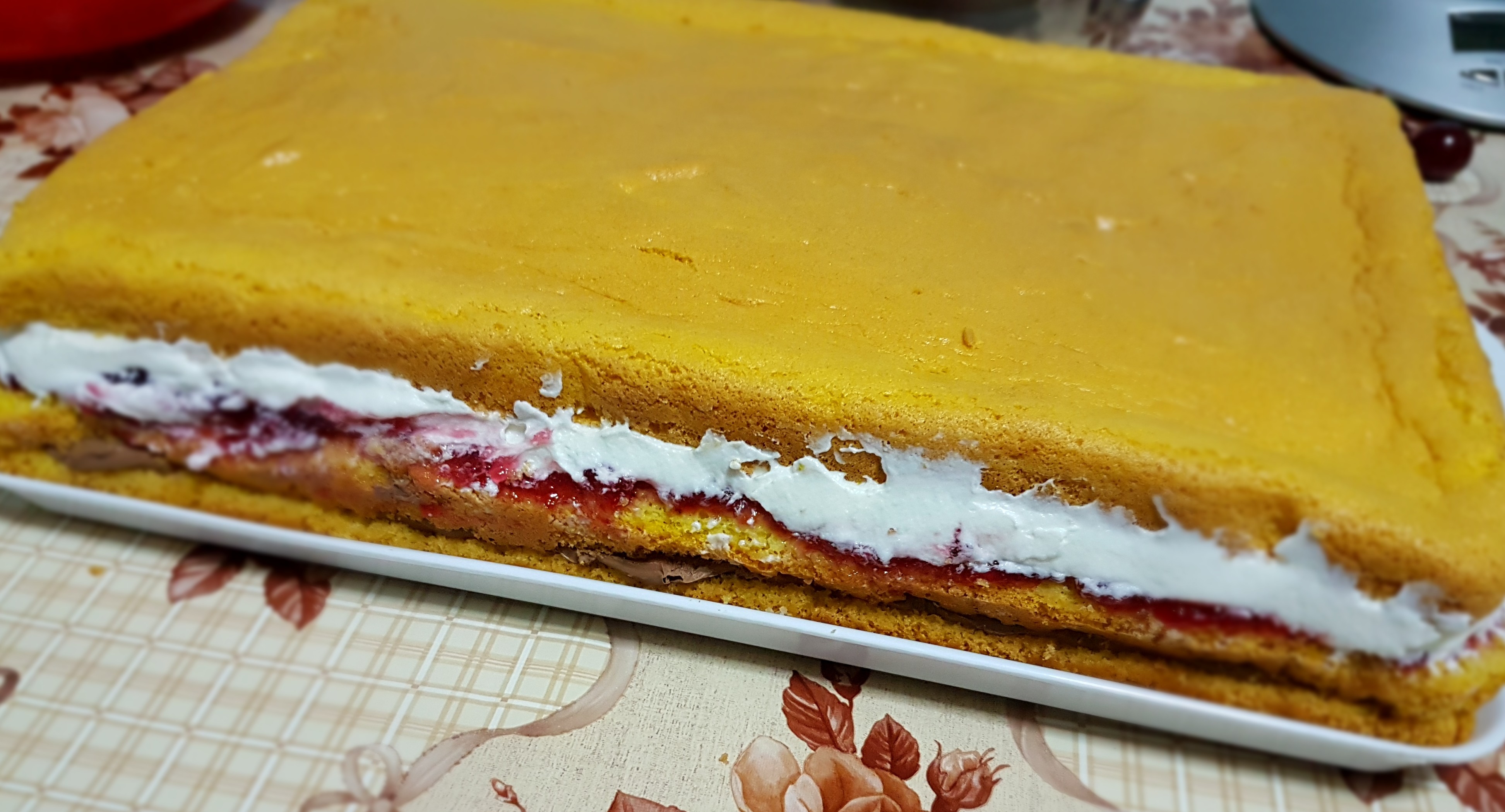 Desert tort cu crema de ciocolata, crema de mascarpone si jeleu de visine