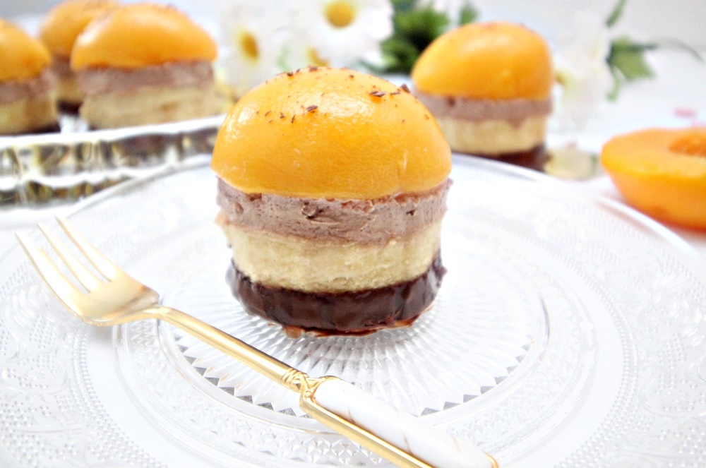 Desert prajituri cu mousse de ciocolata si piersici