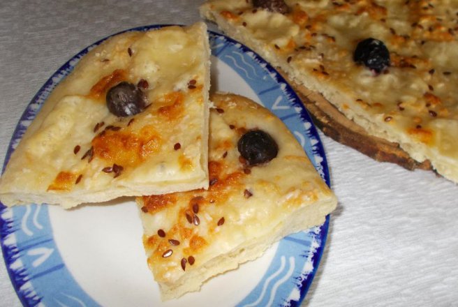 Focaccia cu masline, cascaval si parmezan