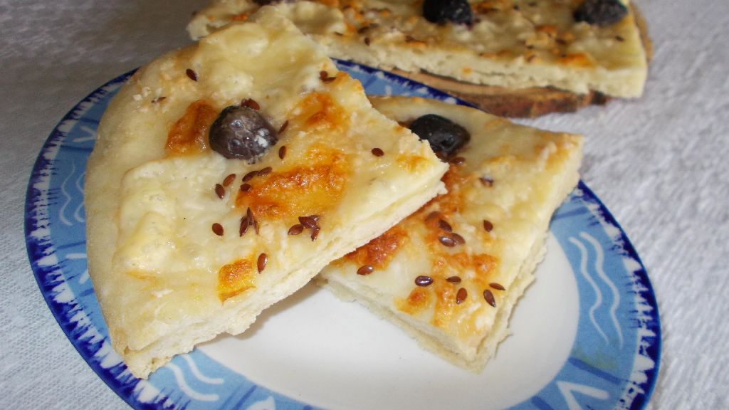 Focaccia cu masline, cascaval si parmezan