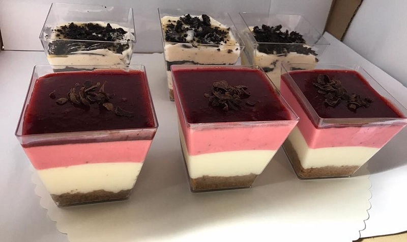 Desert cheesecake la cupe, cu capsuni, oreo