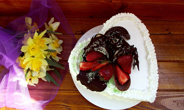 Desert tort cu crema de lamaie, capsuni si jeleu din vin sau 7 ani de bucatareala ori hlizeala pe Bucataras.ro