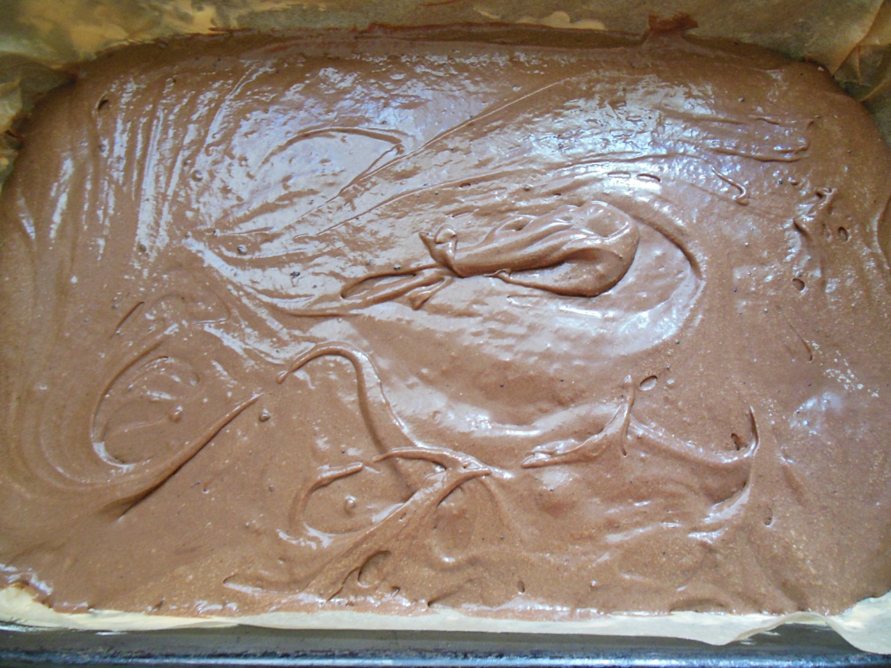 Desert negresa cu ciocolata, frisca si sos de zmeura