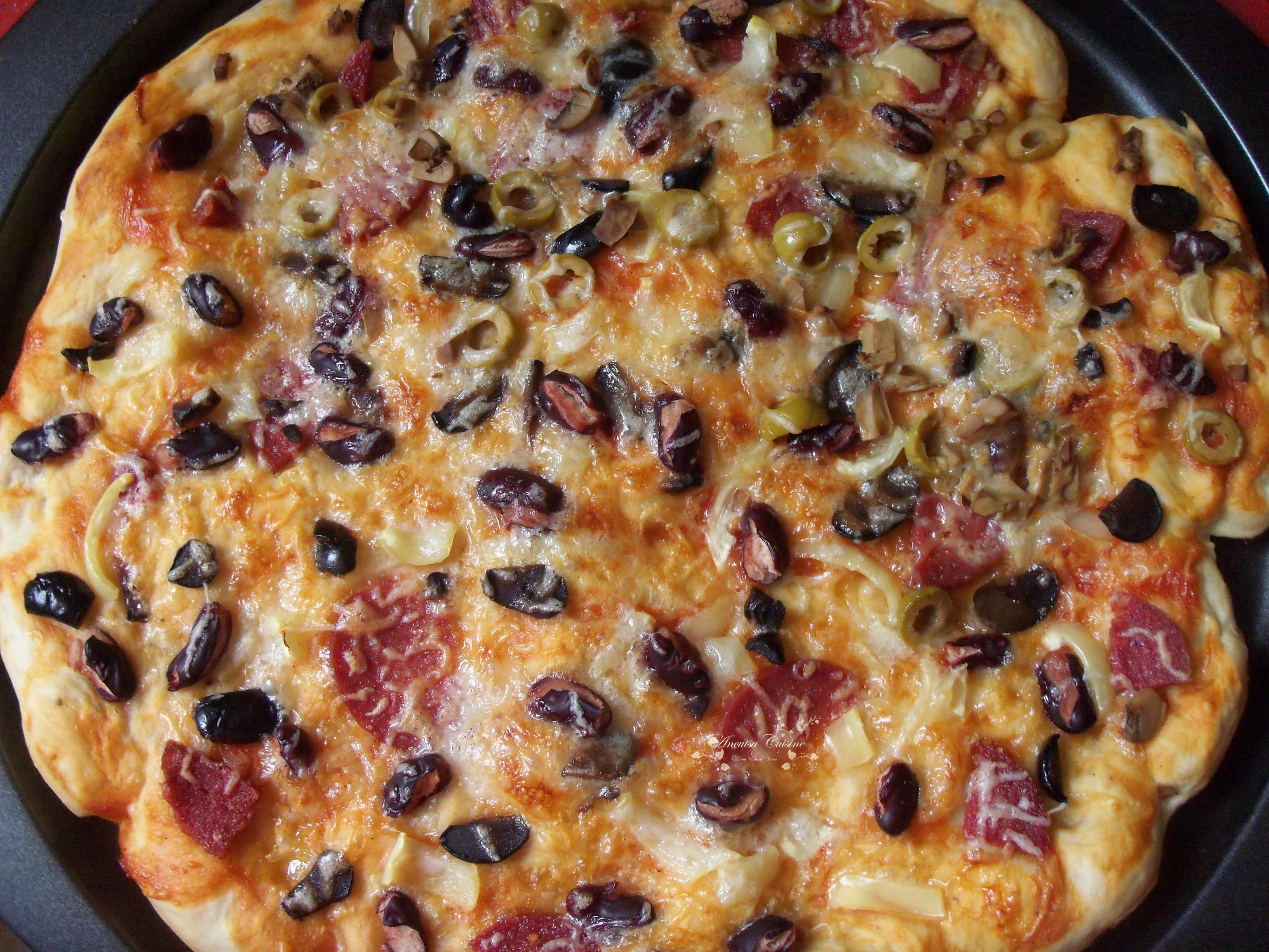 Pizza cu masline, salam banatean si fasole rosie