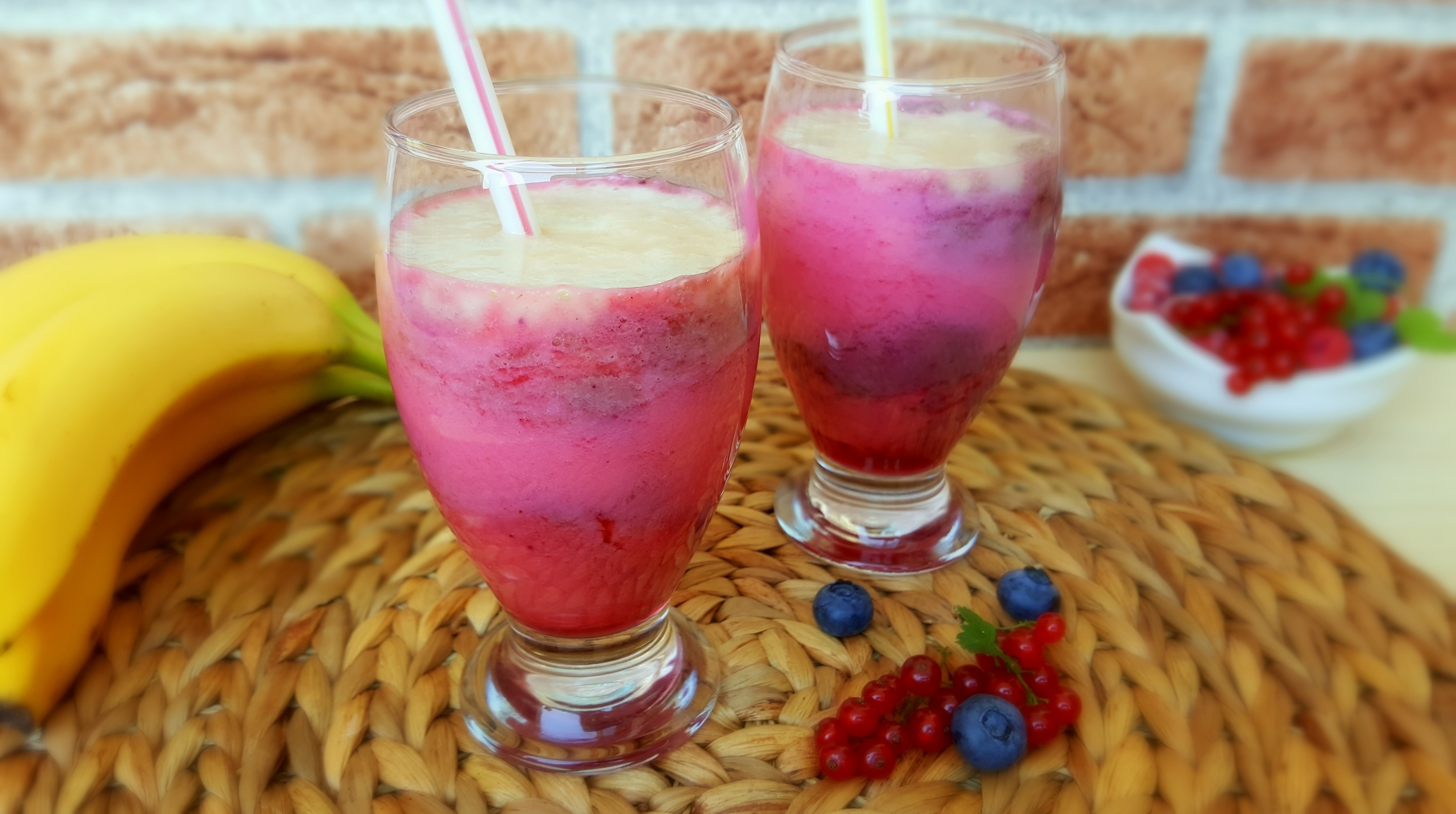 Smoothie cu fructe de padure si banana