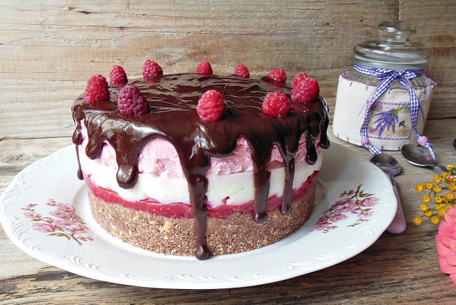 Desert tort cu biscuiti, crema de vanilie, jeleu si mousse de zmeura