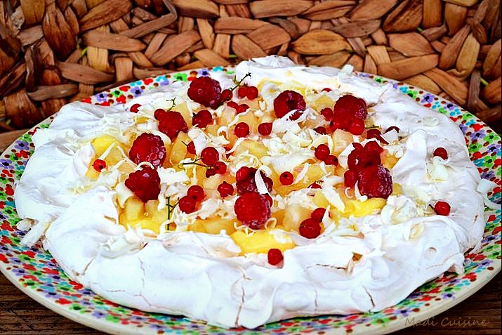 Desert pavlova cu crema de vanilie