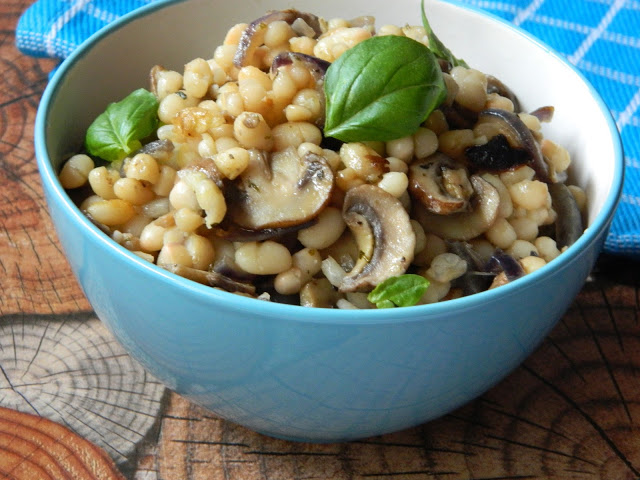 Salata calda de fasole alba si ciuperci